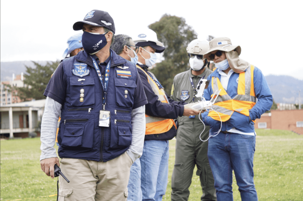 Les pilotes de l'APD autour d'un drone